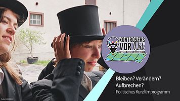 Zwei junge Frauen in der Tracht der sorbischen Osterreiter.