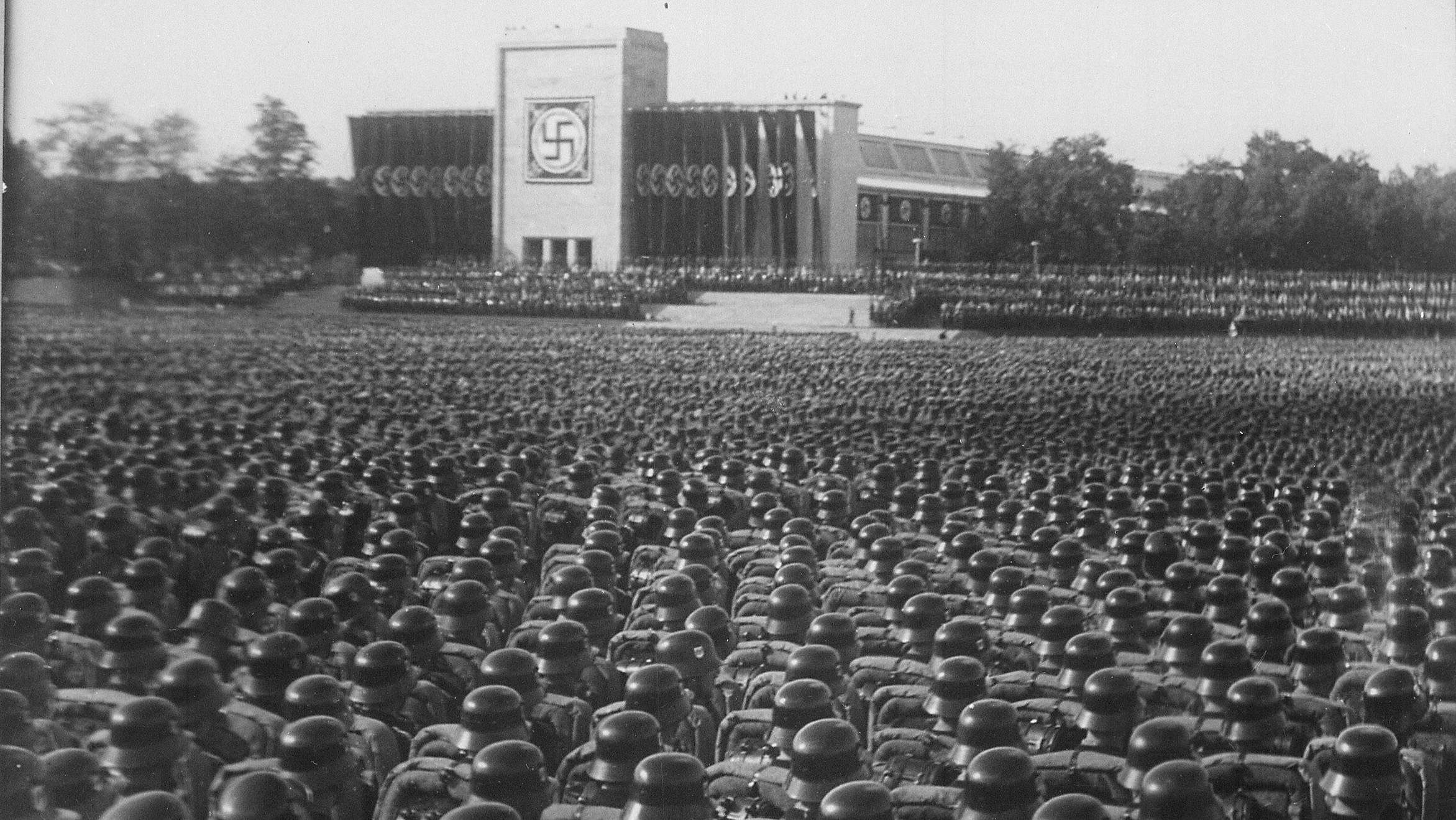 Reichsparteitag 1935, Großer Appell, Foto: U.S. National Archives and Records Administration, wikimedia commons, gemeinfrei Verlinkung zu Gleichschaltung