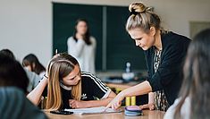Symbolbild Schule Bei Klick Weiterleitung auf Unterseite "Angebote zur fachlichen und überfachlichen politischen Bildung".