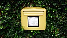 Symbolbild Briefkasten Bei Klick Weiterleitung auf Unterseite "Kontakt".