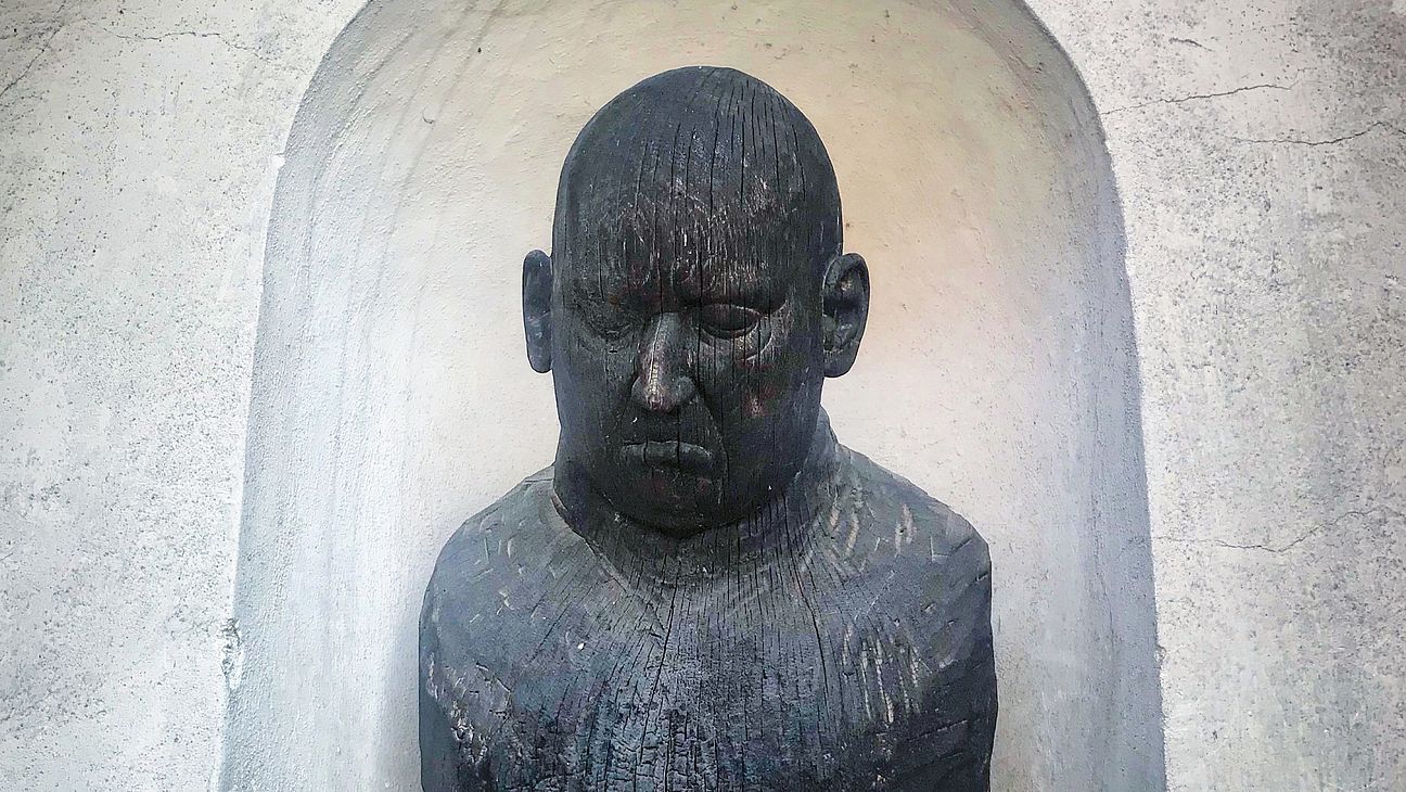 Busta_Mistra_Jana_Husa_wiki_Luzziah