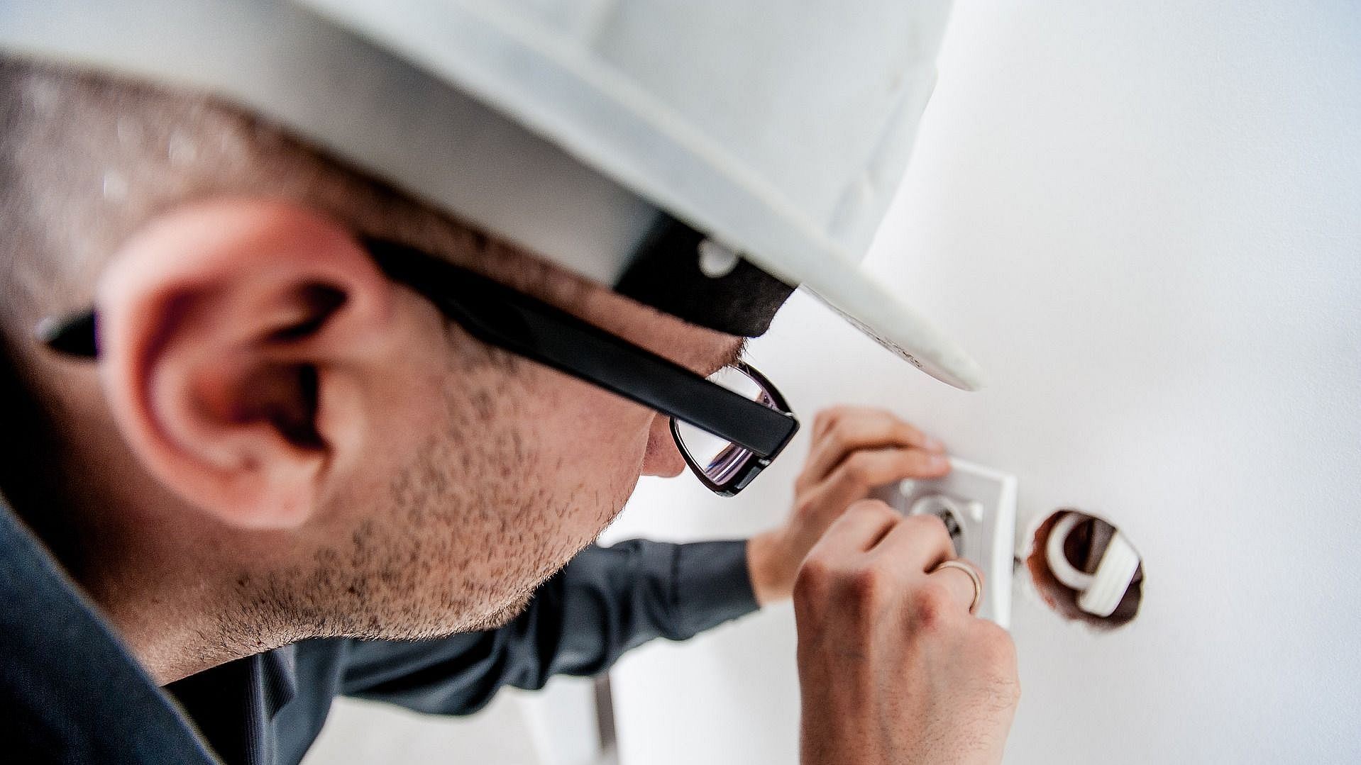 Electrician 1080554 1920pixabay Keinnachweisnotwendig Frei Verlinkung zu Arbeit