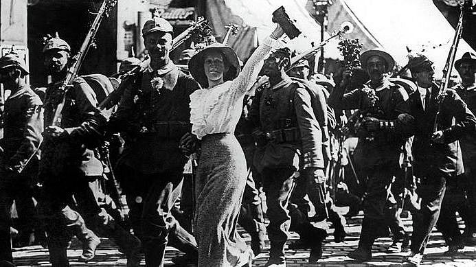 Begeistert ziehen deutsche Soldaten im August 1914 in den Krieg. Bundesarchiv Bild 183-25684-0004%2C Wikimedia Commons Verlinkung zu Der Weg in den Krieg