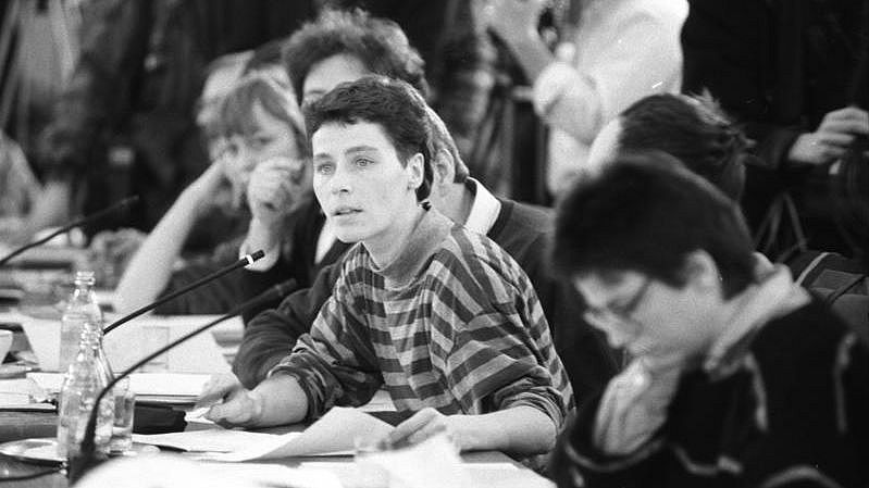 7. Zentraler Runder Tisch am 5.1.1990, Ingrid Köppe, Sprecherin des Neuen Forums, Foto: Rainer Mittelstädt, Bundesarchiv Bild 183-1990-0115-018, wikimedia commons Verlinkung zu Die Bildung von Runden Tischen