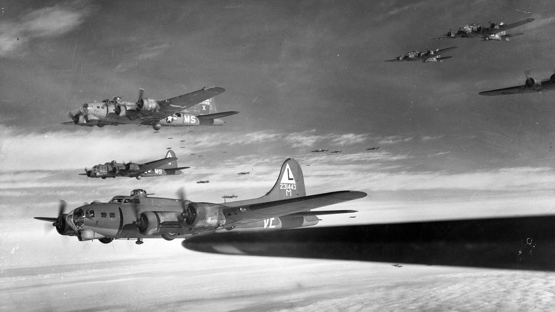 B-17G-Bomber der USAAF auf dem Weg nach Westfalen, 1944, Foto: National Museum of the U.S. Air Force, Wikimedia Commons, gemeinfrei Verlinkung zu Zweiter Weltkrieg