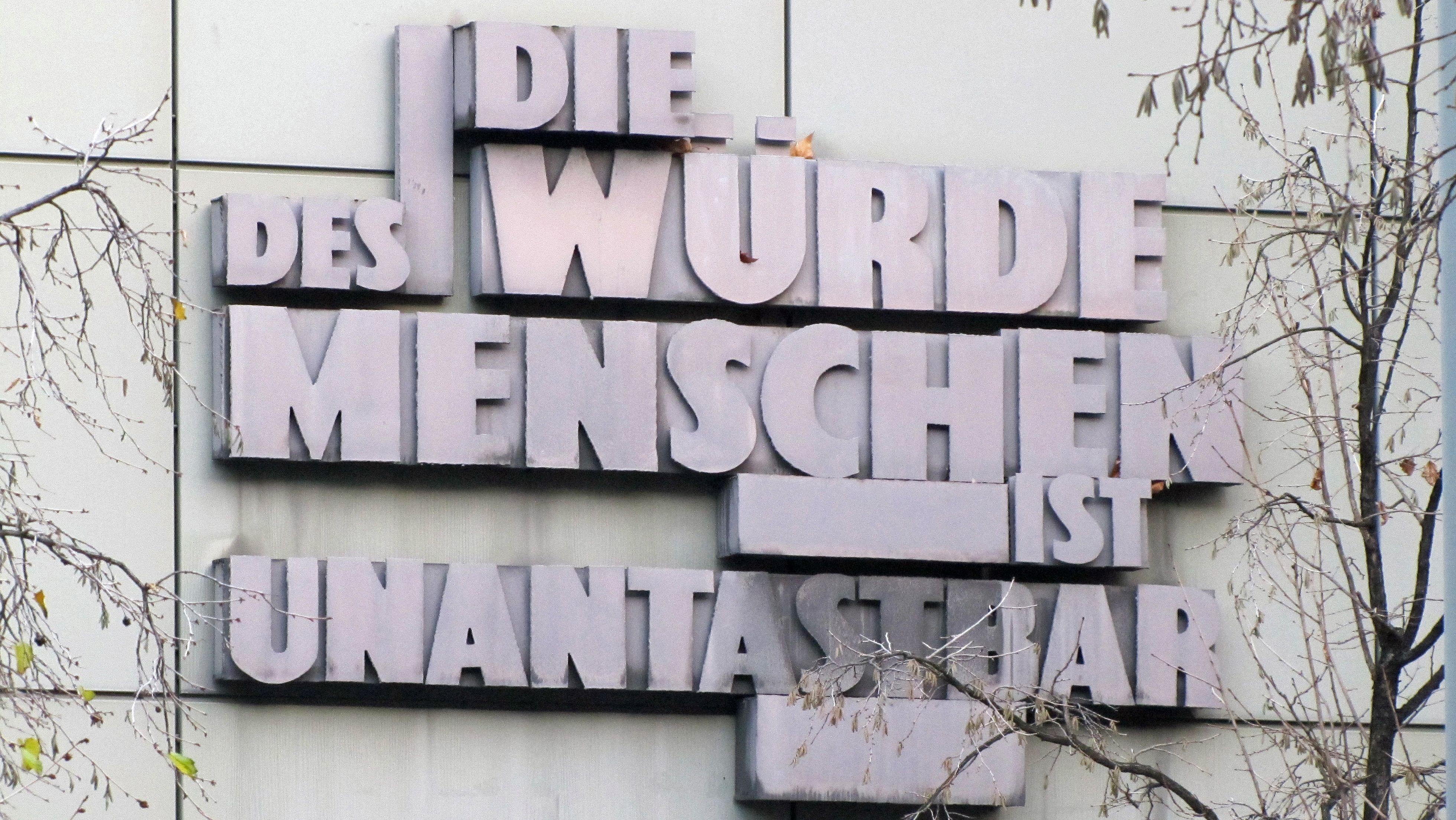 Art. 1, Satz 1, des Grundgesetzes der Bundesrepublik Deutschland, am Landgericht in Frankfurt/ Main, Wikimedia commons Verlinkung zu Parlamentarischer Rat