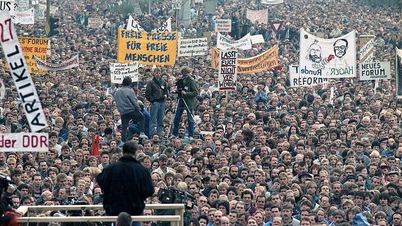 4.11.1989/ Berlin: Hunderttausende Bürger beteiligten sich an einer Demonstration, Foto: Bundesarchiv_Bild_183-1989-1104-437, Bernd Settnik, Wikimedia Commons Verlinkung zu Friedliche Revolution