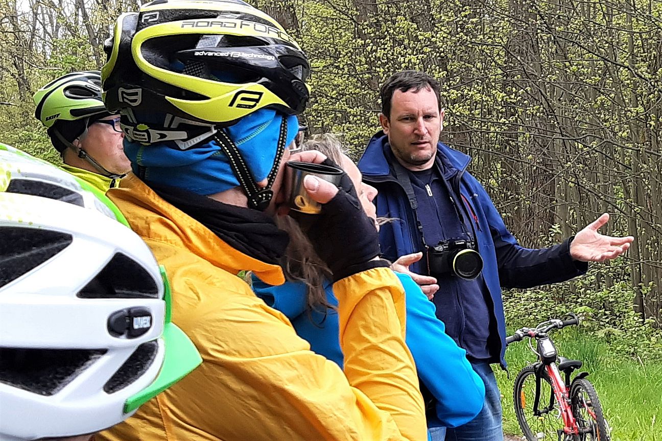 Radtour 8. Mai Ivan Rous erläutert einigen Teilnehmenden etwas.