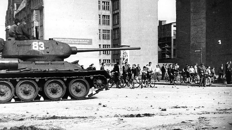 17. Juni 1953 Aufstand im Sowjet-Sektor von Berlin. Sowjetischer Panzer zur Niederschlagung der Unruhen in der Schützenstrasse, Foto: Bundesarchiv, B 145 Bild-F005191-0040 / CC-BY-SA 3.0, Wikimedia Commons Verlinkung zu Der 17. Juni 1953