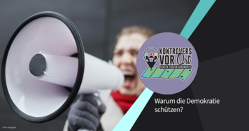 Eine junge Frau schreit in ein Megafon.
