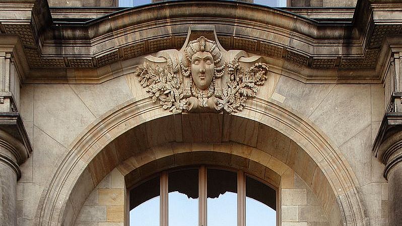 Hauptportal des Sächsischen Ständehauses in Dresden, Sitz des Sächsischen Landtags in der Weimarer Republik, Foto: Wikimedia, creative commons Verlinkung zu Sachsen 1918 bis 1933