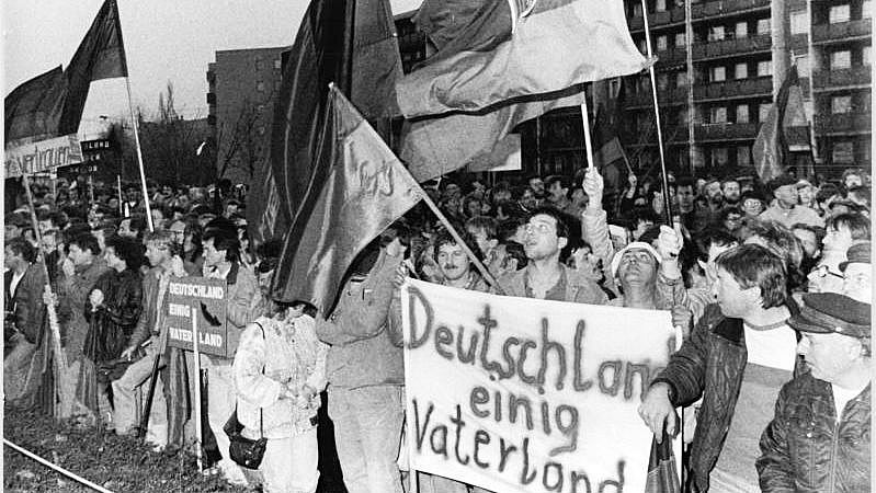 Besuch Helmut Kohls in Dresden, 19. Dezember 1989, Foto: Ulrich Häßler, Bundesarchiv_Bild_183-1989-1219-021, Wikimedia Commons Verlinkung zu Der Wunsch nach Wiedervereinigung