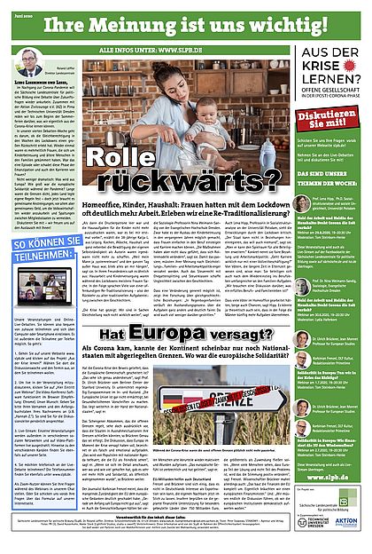 Zu sehen ist eine Zeitungsseite mit dem Titel "Ihre Meinung ist uns wichtig!" in einem grünen Banner am oberen Rand. Darunter sind mehrere Artikel, Bilder und Textboxen verteilt.      Oben links befindet sich eine Kolumne mit dem Titel "Liebe Leserinnen und Leser," und einem Bild des Autors.     Darunter befindet sich eine Textbox mit dem Titel "SO KÖNNEN SIE TEILNEHMEN:" in weißer Schrift auf blauem Hintergrund.     In der Mitte der Seite ist ein großer Artikel mit dem Titel "Rolle rückwärts?" in weißer und schwarzer Schrift. Daneben ist ein Bild einer Frau, die in der Küche arbeitet und ein Baby auf dem Arm hält. Der Text darunter lautet: "Homeoffice, Kinder, Haushalt: Frauen hatten mit dem Lockdown oft deutlich mehr Arbeit. Erleben wir eine Re-Traditionalisierung?".     Darunter ist ein weiterer Artikel mit dem Titel "Hat Europa versagt?" in weißer und schwarzer Schrift. Der Text darunter lautet: "Als Corona kam, kannte der Kontinent scheinbar nur noch Nationalstaaten mit abgeriegelten Grenzen. Wo war die europäische Solidarität?" Daneben ist ein Bild eines Straßenschildes mit der Aufschrift "Grenze".     Rechts befindet sich eine Spalte mit den Titeln "Aus der Krise lernen?", "Diskutieren Sie mit!", "Das sind unsere Experten und Themen der Woche:" und "Alle Infos unter: www.slpb.de".     Rechts daneben befinden sich verschiedene Logos, darunter das der Sächsischen Landeszentrale für politische Bildung, der Technischen Universität Dresden und der Aktion Zivilcourage.  Am unteren Rand der Seite befinden sich Angaben zum Impressum. Bei Klick Download der Zeitung als PDF.