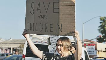 Bei Klick Weiterleitung auf Unterseite "Wer glaubt an Verschwörungstheorien?".