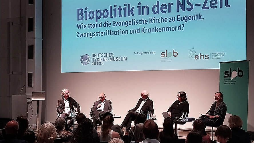 Podiumsdiskussion mit fünf Personen bei der Veranstaltung 'Biopolitik in der NS-Zeit' im Deutschen Hygienemuseum Dresden, Thema Evangelische Kirche, Eugenik, Zwangssterilisation und Krankenmord