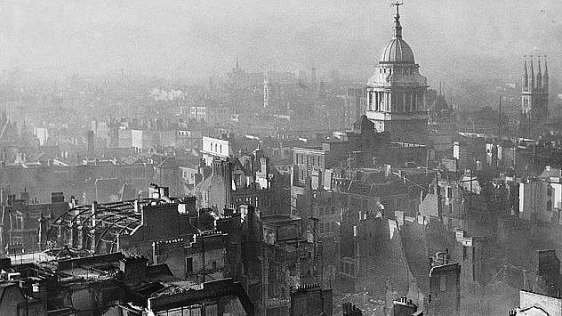 Blick vom Dach der St. Pauls Kathedrale London nach einem der schwersten Angriffe der deutschen Luftwaffe gegen Großbritannien im Zweiten Weltkrieg, aufgenommen am 3. Januar 1941, Foto: H. Mason, gemeinfrei Verlinkung zu 1933 bis 1945