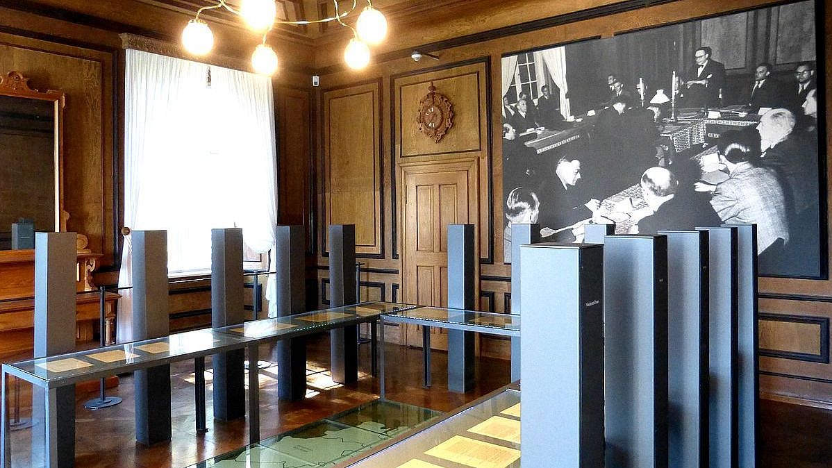 Raum des Verfassungskonvents im Alten Schloss Herrenchiemsee, Foto: Wolfgang Sauber, Wikimedia Commons Verlinkung zu Herrenchiemseer Verfassungskonvent