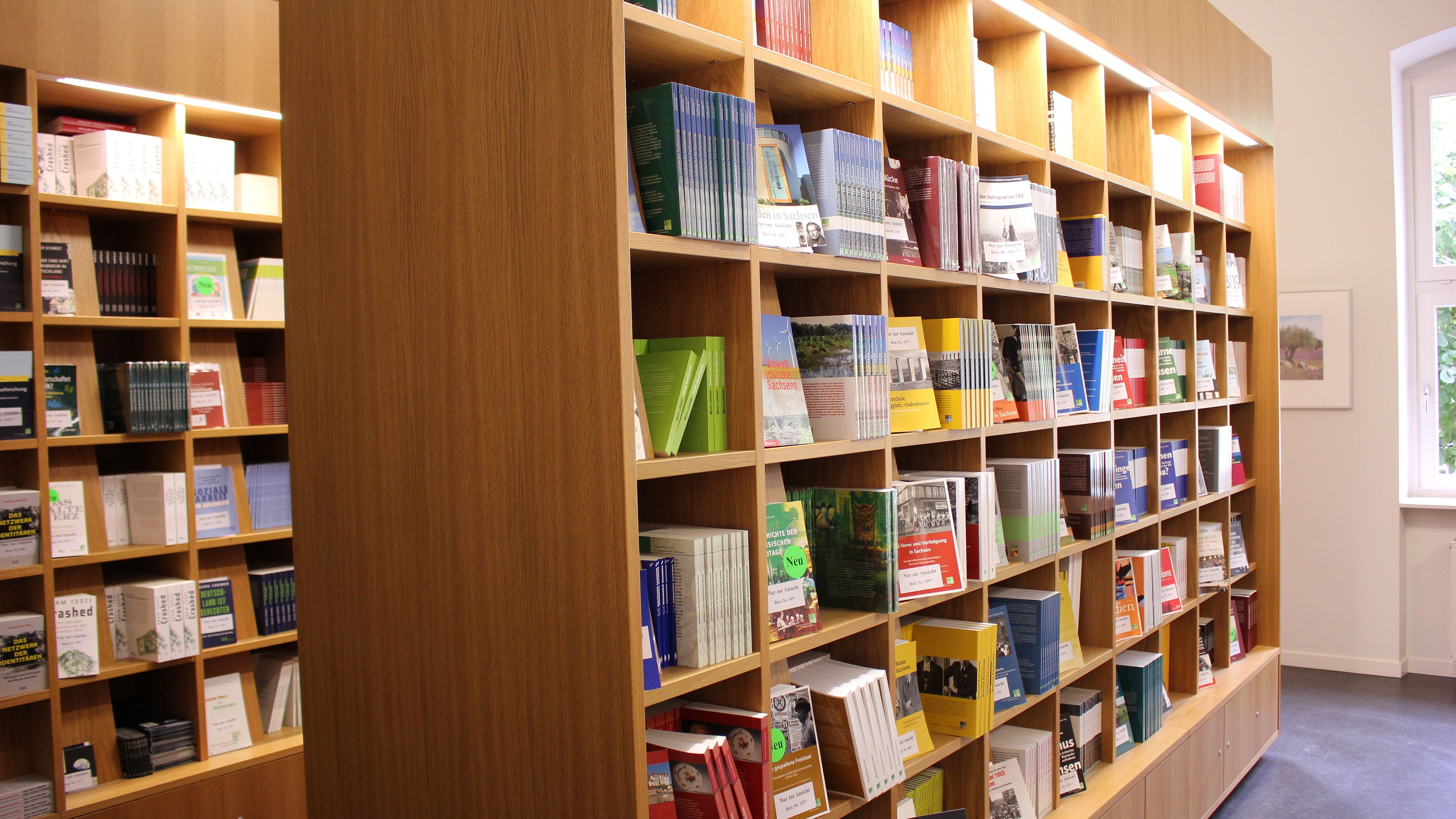 Schriften Verlinkung zu Besuch in unserem Bücherzentrum