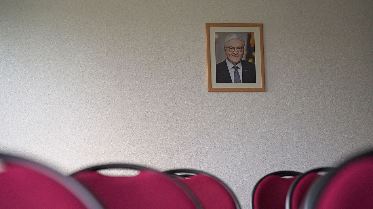 Das Porträt des Bundespräsidenten hängt an der Wand des Seminarraums im Hauptzollamt Dresden. Im Vordergrund sind leere Stuhlreihen zu sehen.