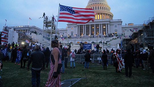 Foto vom Sturm auf das Kapitol in den USA, verlinkt mit der genannten Unterseite