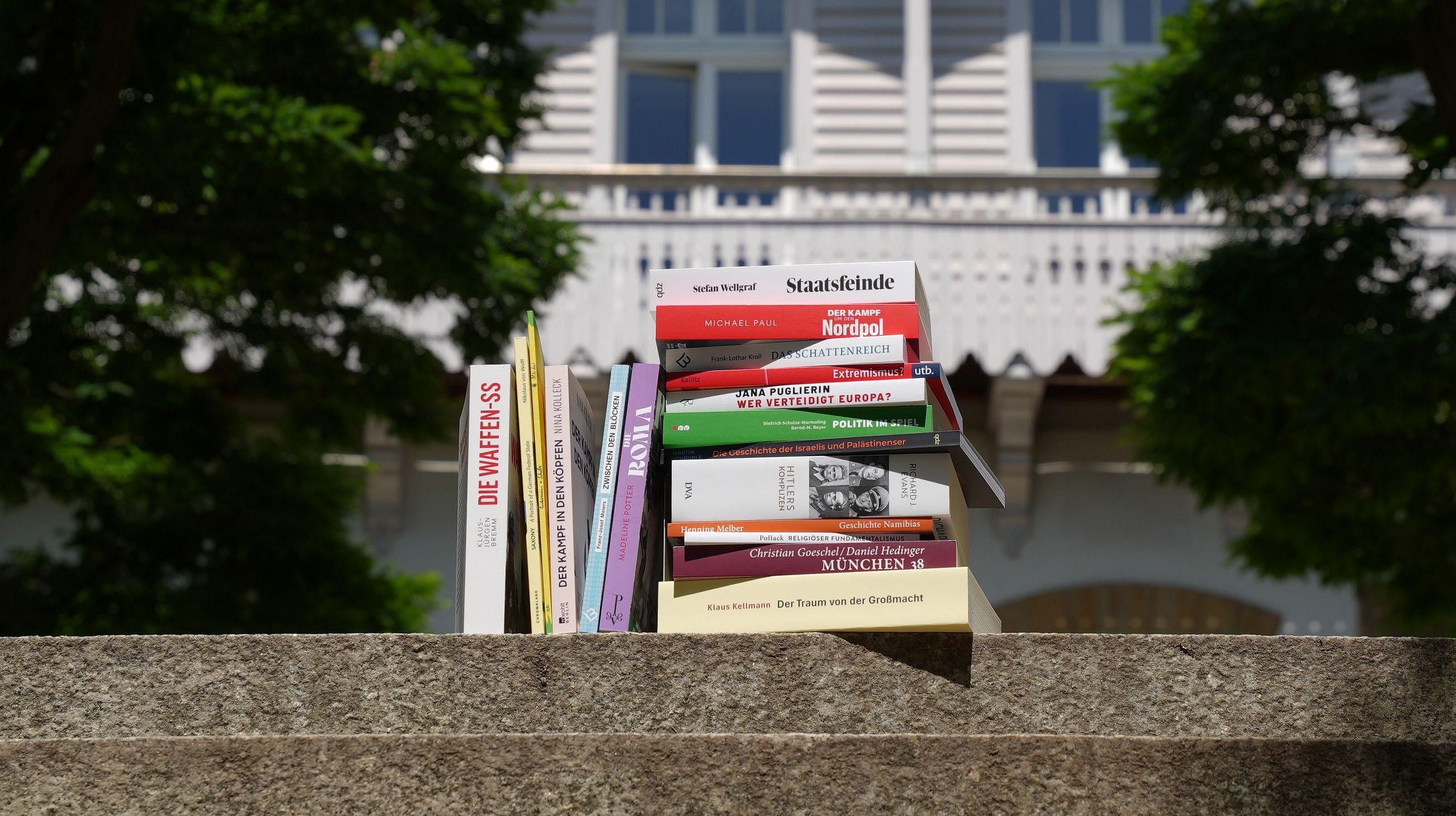 Bücher auf einem Stapel auf der Treppe vor dem Gebäude der SLpB