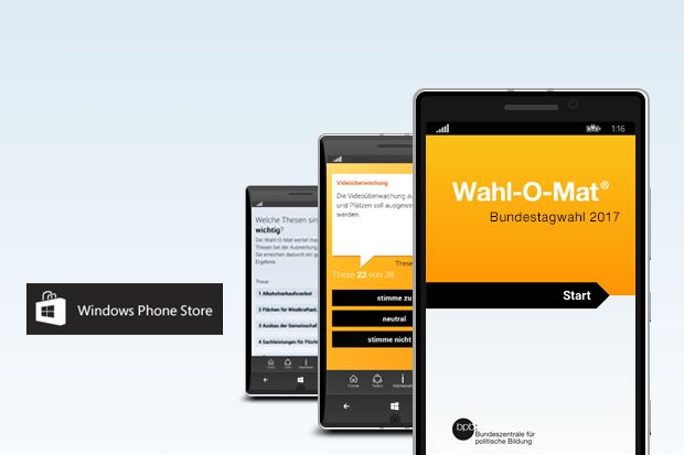 Ein Smartphone, auf dem die Wahl-O-Mat-App geöffnet ist. Bei Klick öffnet sich ein Link zum Appstore von Microsoft..