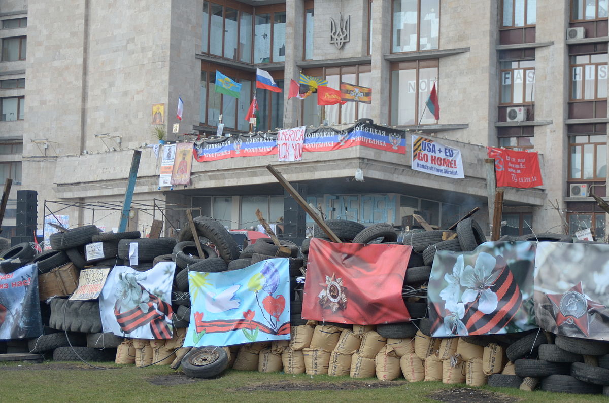 Barrikaden_an_einem_Verwaltungsgebaeude_in_Donezk__das_von_prorussischen_Aktivisten_besetzt_wurde
