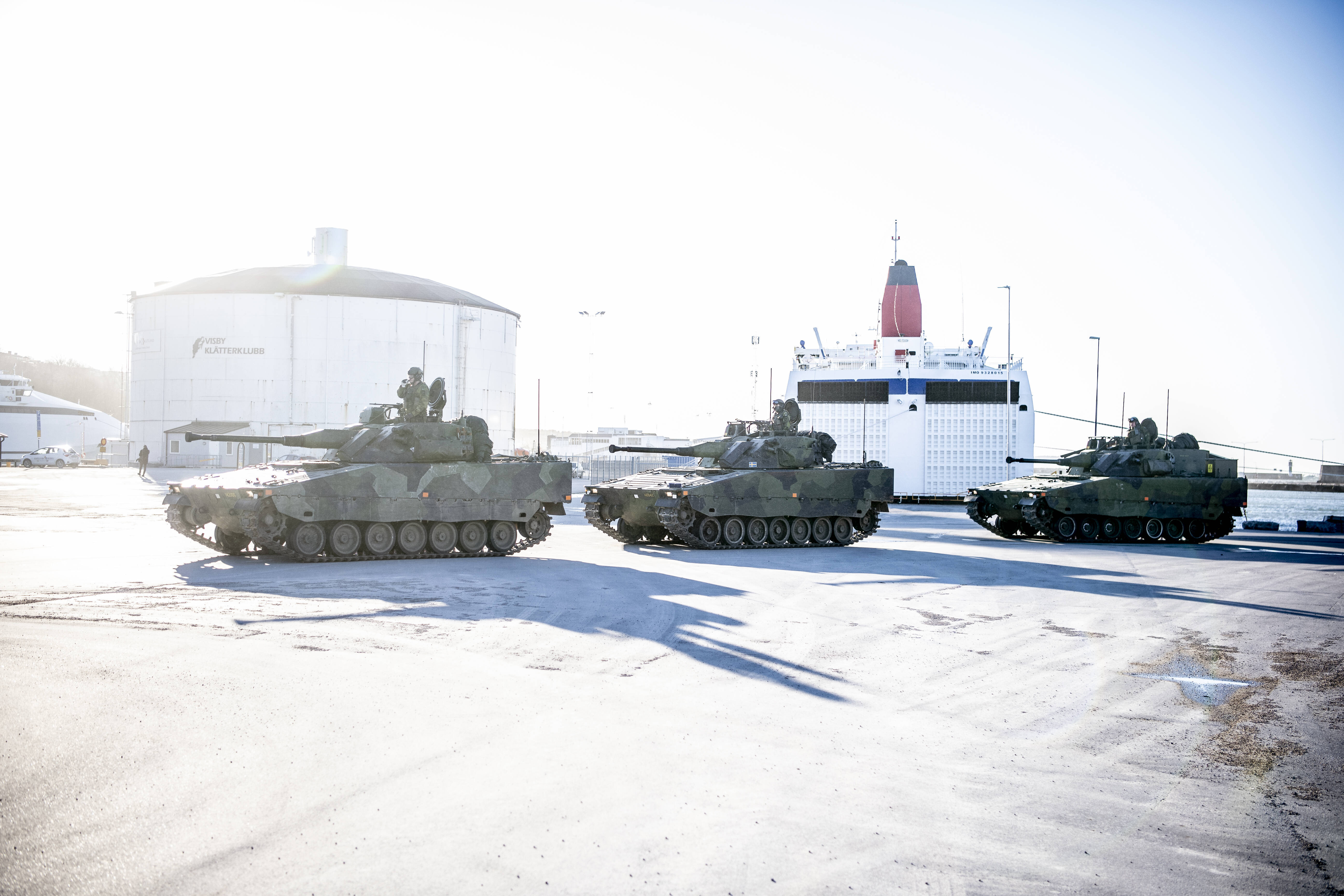 Kampffahrzeuge im Hafen von Visby, Schweden. 
