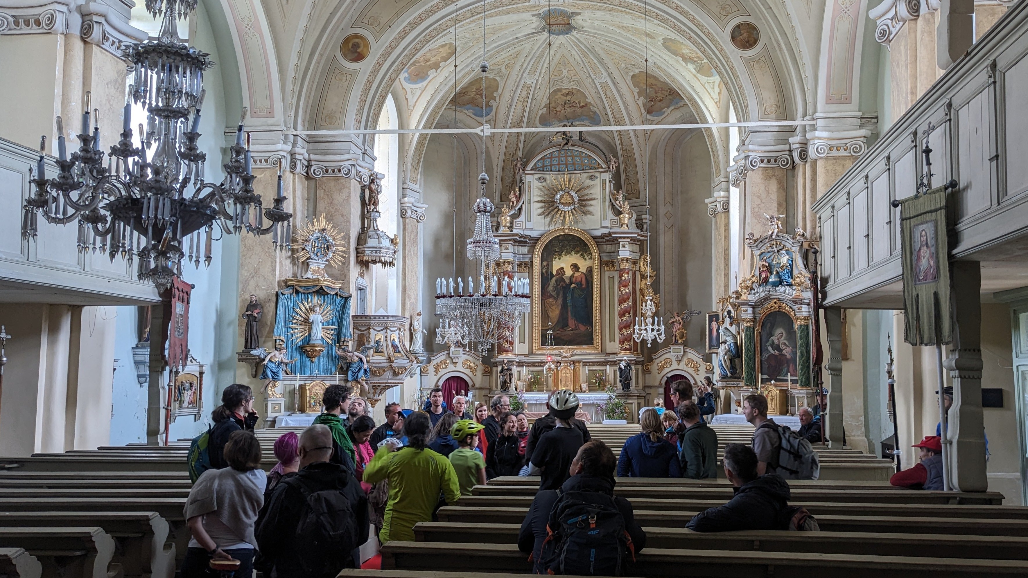 Die Gruppe von Radfahrenden steht in einer Kirche.