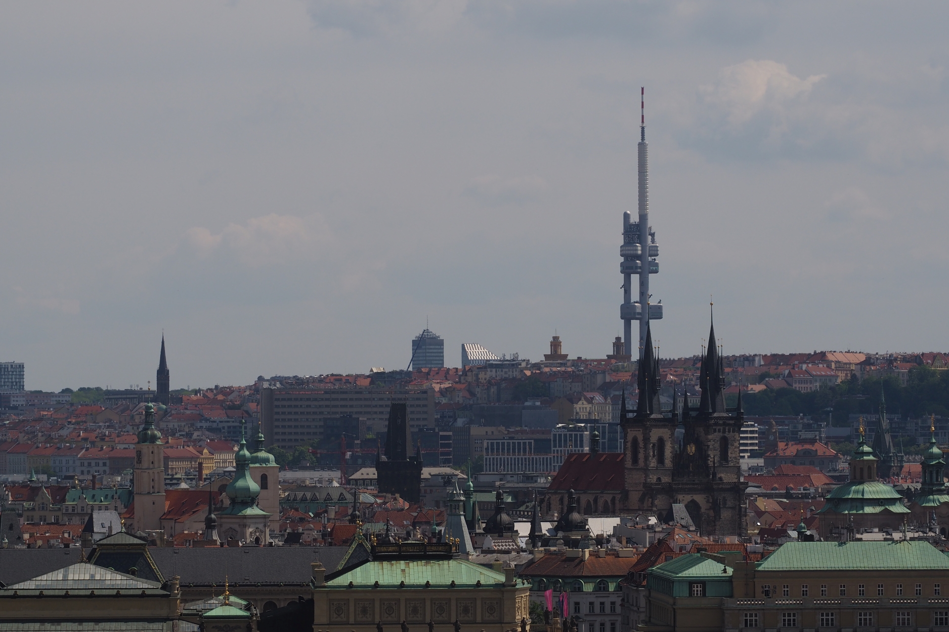 im Vordergrund die Dächer von Prag. Im Hintergrund der Fernsehturm im Stadteil Žižkov.