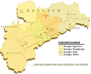 Eine politische Karte mit Euroregionen rund um Sachsen. "Egrensis" beinhaltet Teile von Tschechien, Bayern, Thüringen, und Sachsen. "Erzgebirge" Teile von Tschechien und Sachsen. "Elbe" Teile von Tschechien und Sachsen. "Neiße" Teile von Tschechien, Sachsen und Polen.