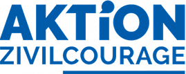 Zu sehen ist ein Logo mit dem Text "AKTION ZIVILCOURAGE". Das Wort "AKTION" ist in großen blauen Großbuchstaben geschrieben, wobei der Buchstabe "I" durch ein stilisiertes Ausrufezeichen ersetzt ist. Das Wort "ZIVILCOURAGE" ist in kleineren blauen Großbuchstaben darunter platziert. Bei Klick Weiterleitung auf die Website von Aktion Zivilcourage.