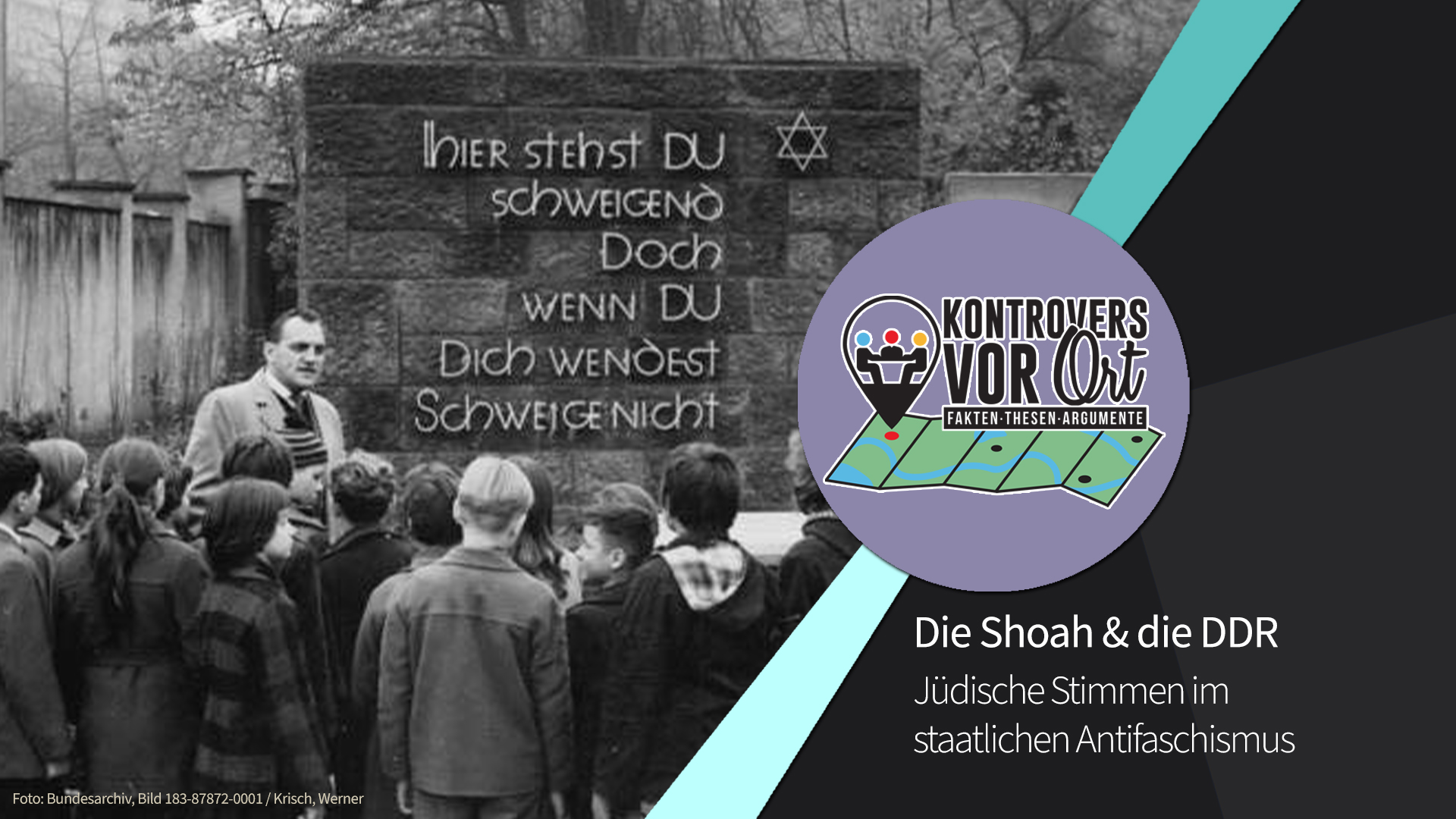 Schwarz-Weiß-Bild einer Schulklasse vor einem Holocaust-Denkmal auf dem jüdischen Friedhof in Berlin.